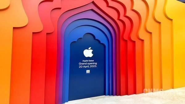 苹果版BR更改语言:苹果在印度的第二家Apple Store今天开业！店门亮了